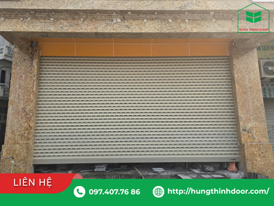 Cửa cuốn Austdoor vận h&agrave;nh theo cơ chế cuốn/xả nan cửa quanh trục, gi&uacute;p tối ưu diện t&iacute;ch mặt tiền v&agrave; đảm bảo an to&agrave;n cho c&ocirc;ng tr&igrave;nh.