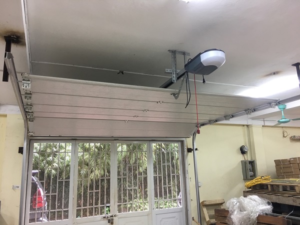 Ưu nhược điểm của cửa cuốn trượt trần kéo tay