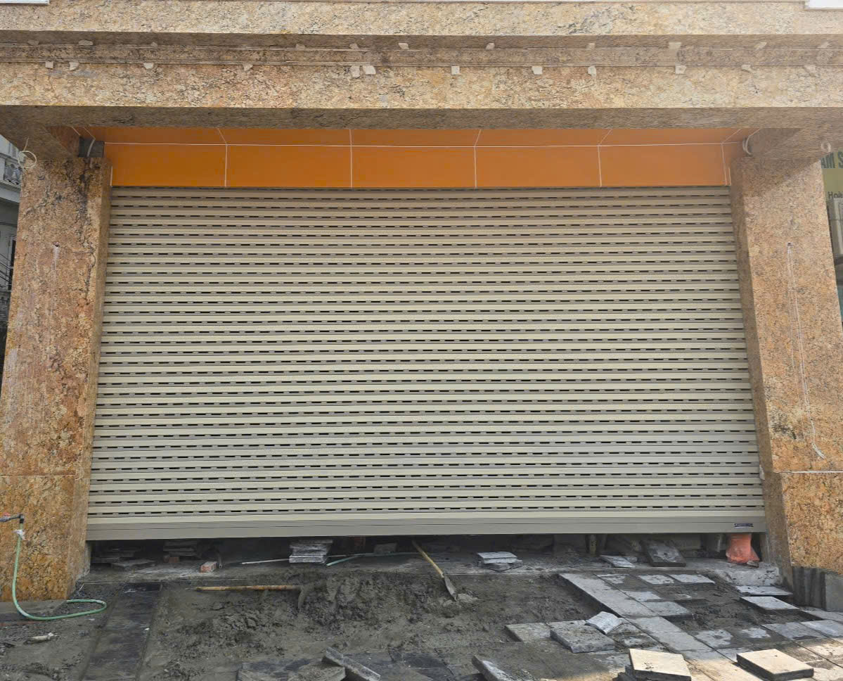 cửa cuốn austdoor C70 si&ecirc;u tho&aacute;ng cao cấp lắp đặt tại Ho&agrave;ng Mai